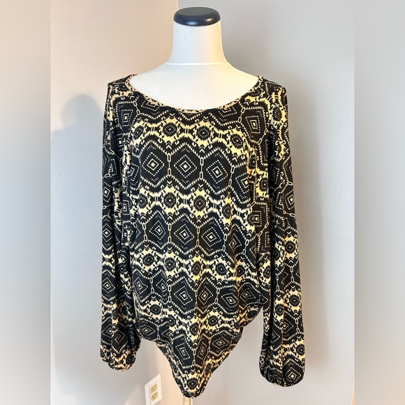 Available by Angela Fashion black and tan geometrical design open back top NWT - Picture 1 of 3